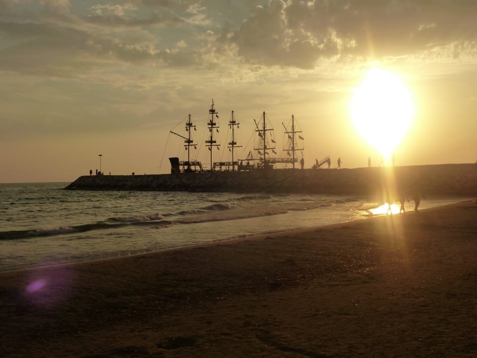 Strandabschnitt bei Sonnenuntergang beim Hotel Aydinbey Kings Palace & Spa