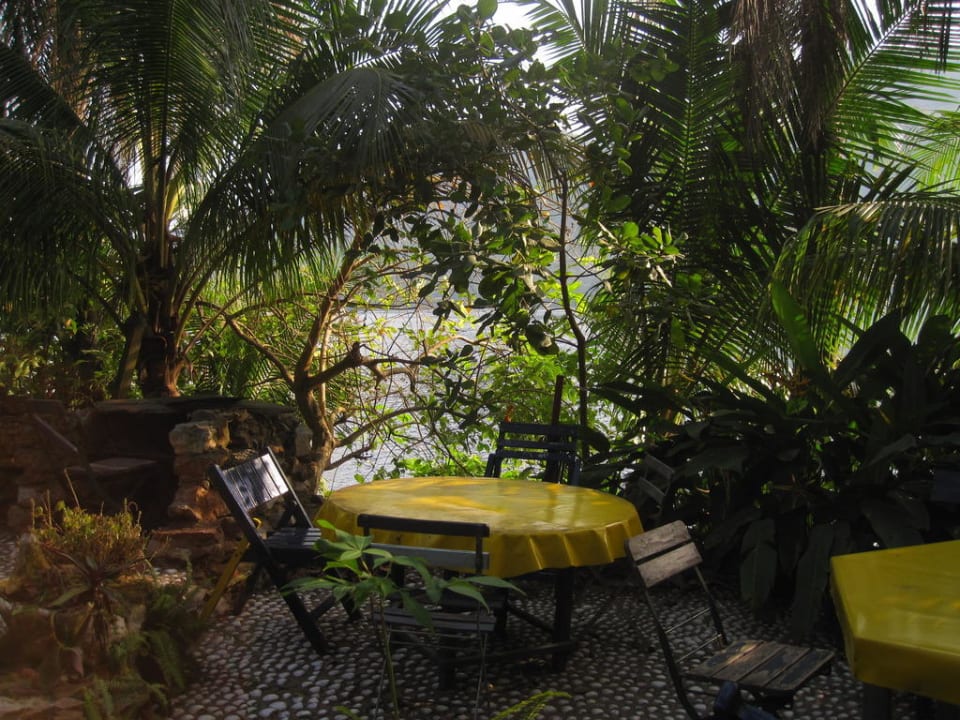 Sitzecke im Garten Aylos Bay Guest House