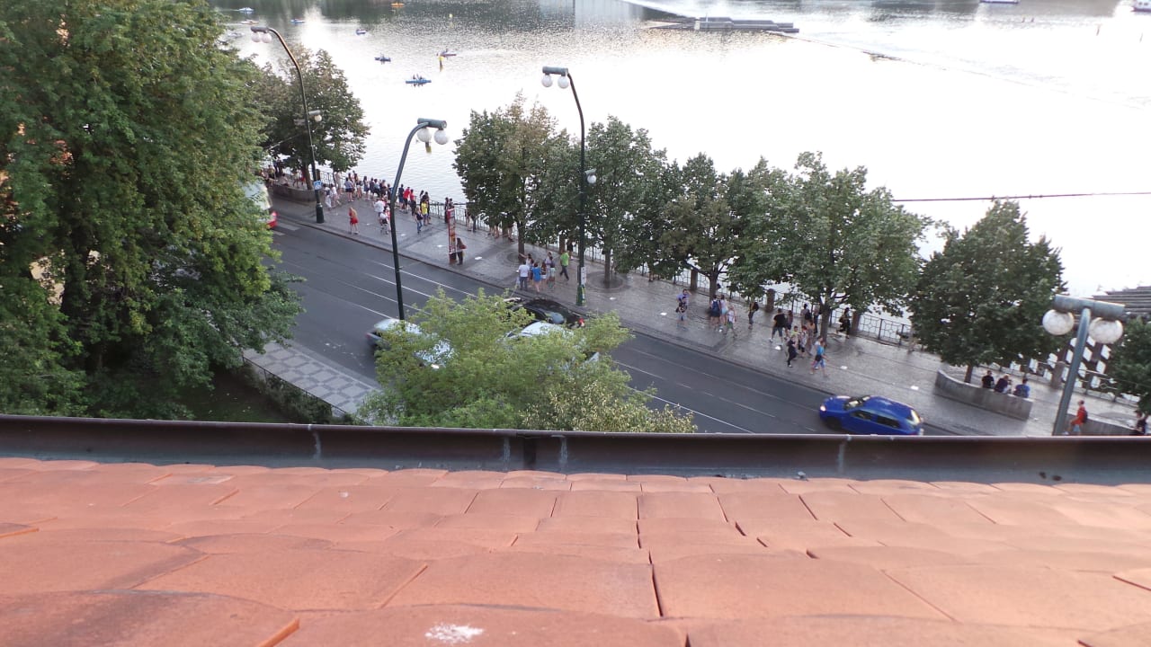 Aus dem Dachfenster auf die Moldau The Mozart Prague - Preferred Hotels & Resorts