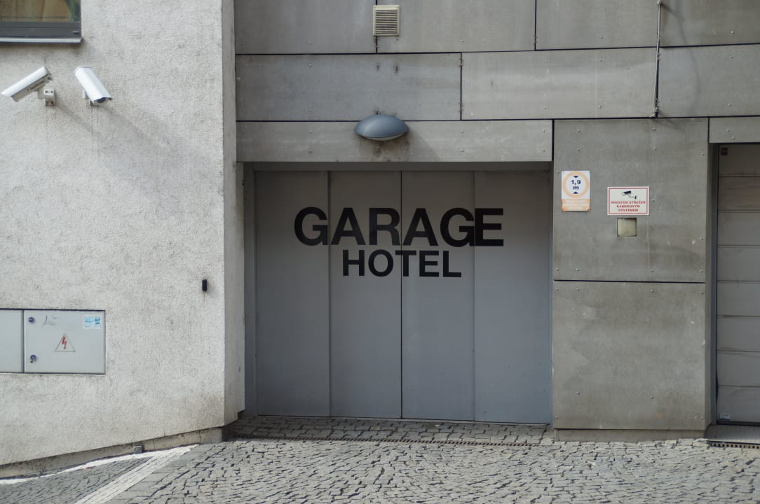 Einfahrt zum PKW Fahrstuhl Hotel Ehrlich
