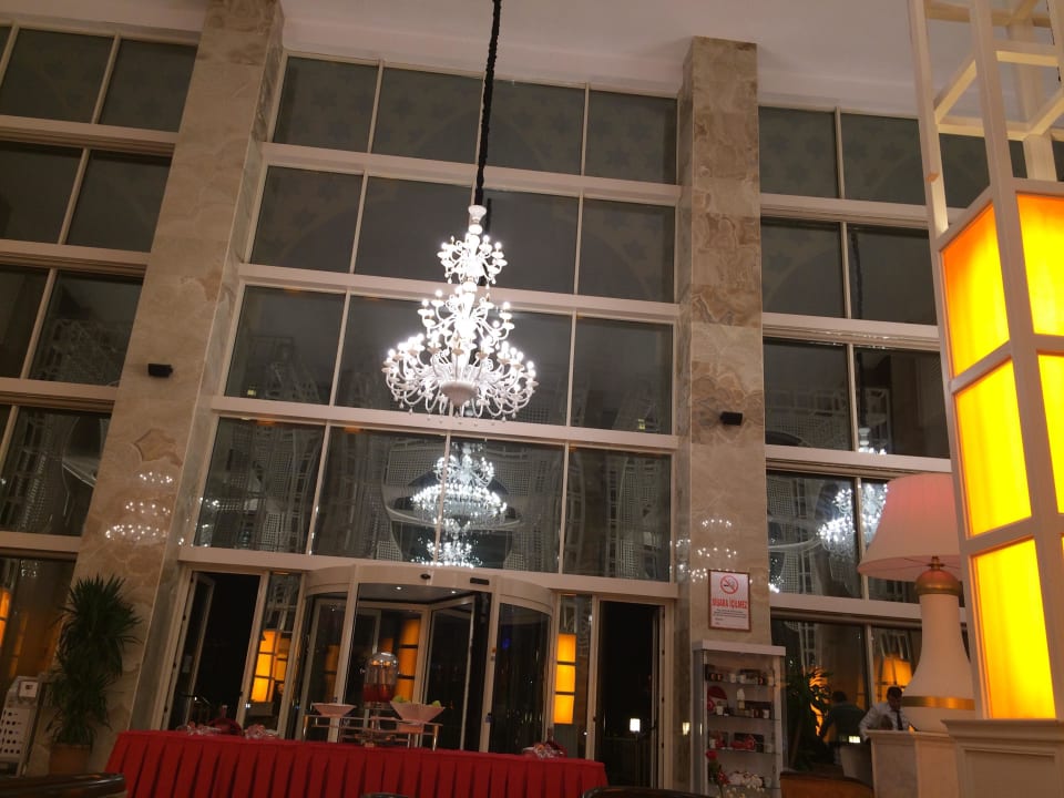 Lobby Well Palace Side