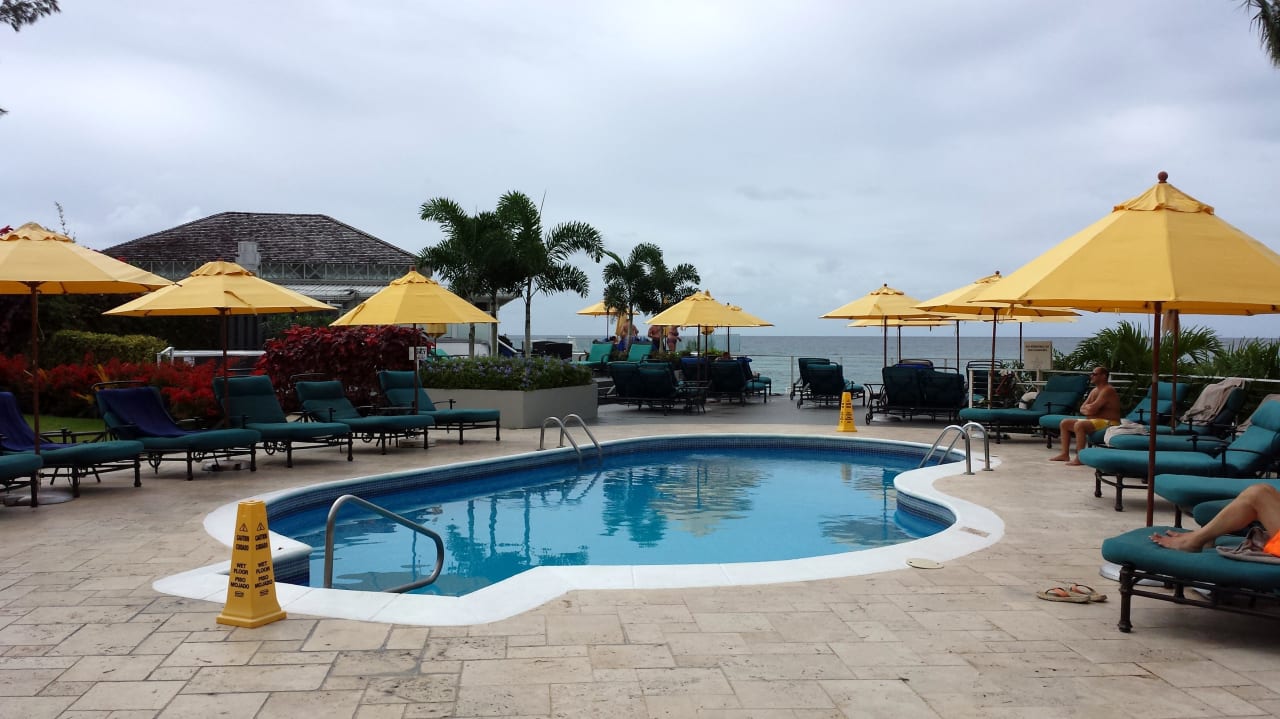 Pool Sea Breeze Beach House - All Inclusive