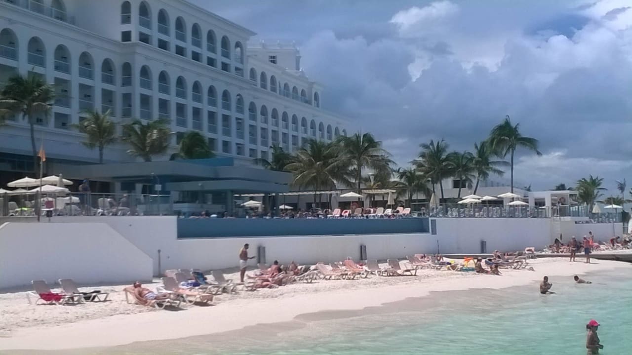 Strand mit Liegen Hotel Riu Cancun