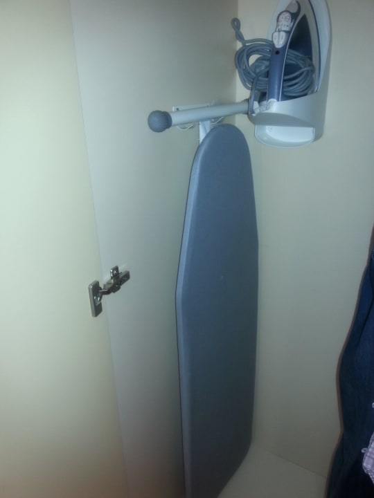 Bügelbrett und Eisen im Schrank Renaissance Paris Hotel La Defense