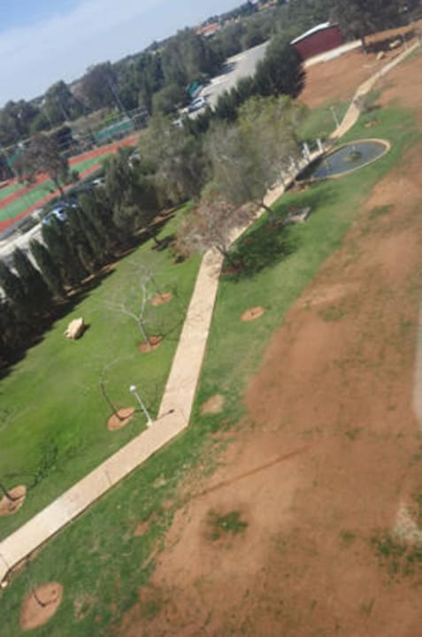 Traurige Gartenanlage Asterias Beach