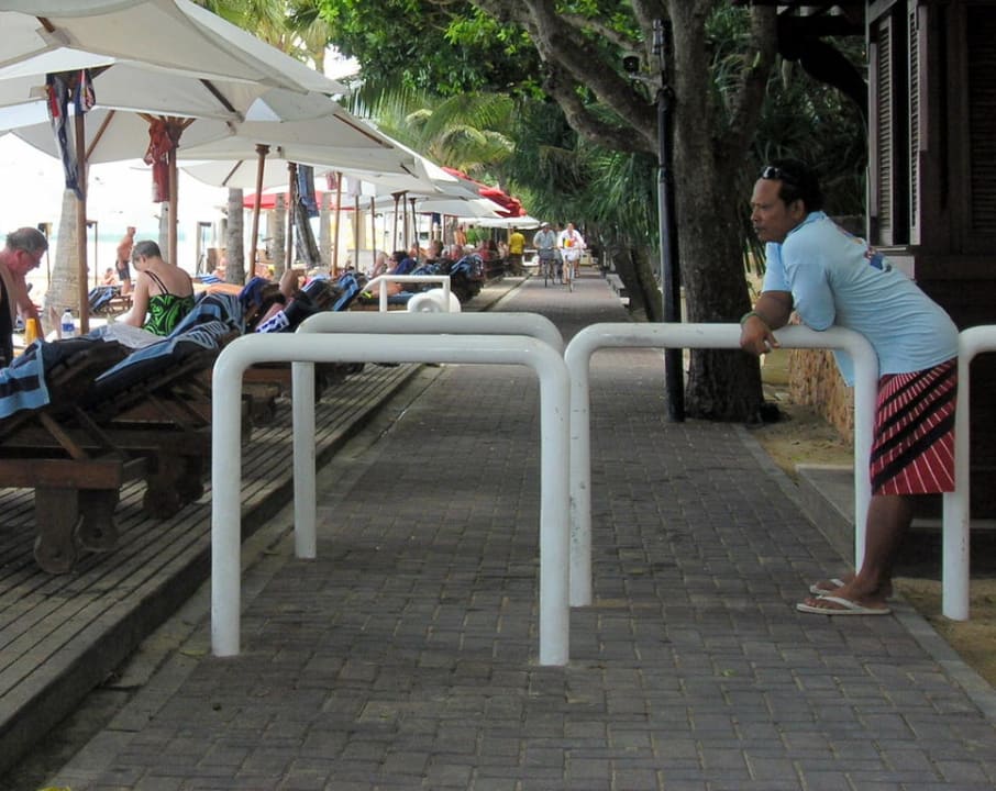 Strandpromenade mit "Verkehrsberuhiger" Puri Santrian