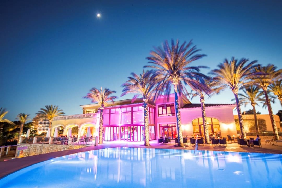 Hauptbar am Pool bei Nacht ROBINSON CALA SERENA