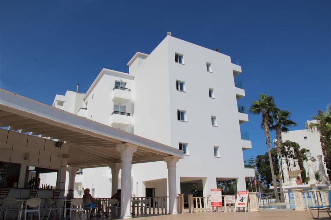 Hotel (vom Pool aus) Hotel Chrystalla