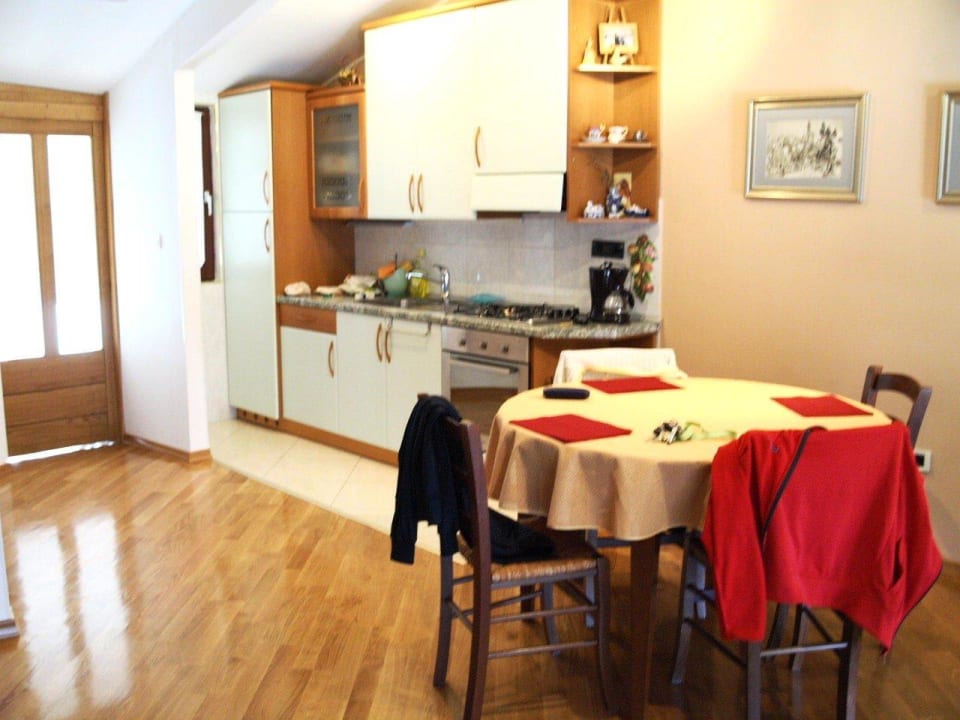 Küche und Essplatz App. Dachgeschoss Apartment Skiljan