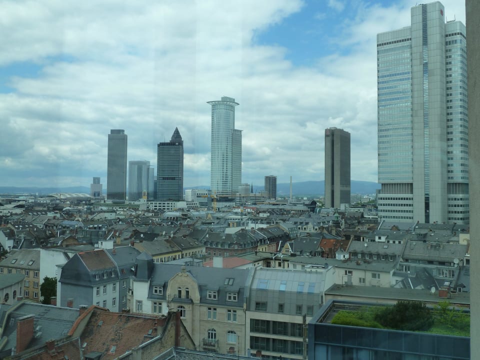 Blick vom Schlafzimmer Adina Apartment Hotel Frankfurt Neue Oper