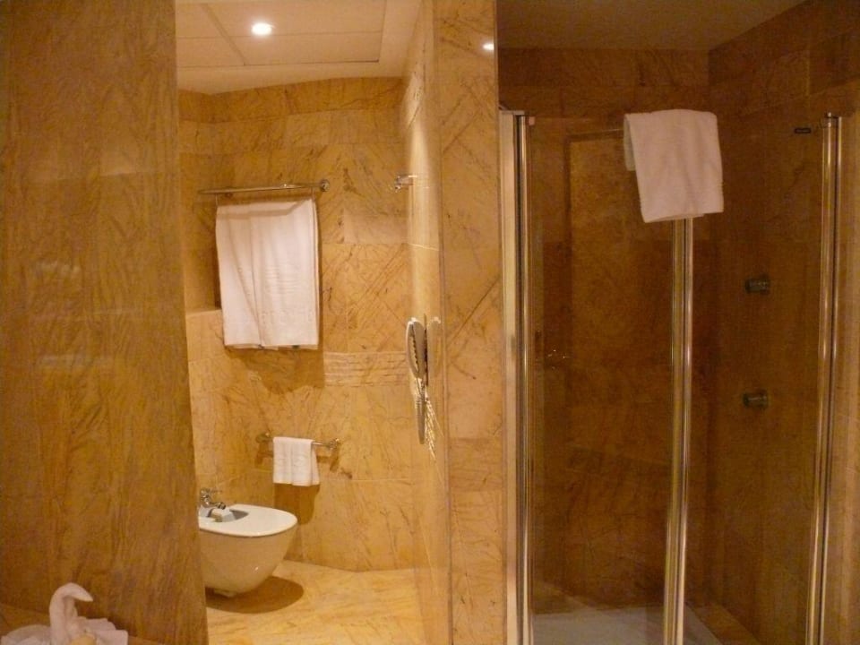 Badezimmer in der Suite Hotel Serrano Palace