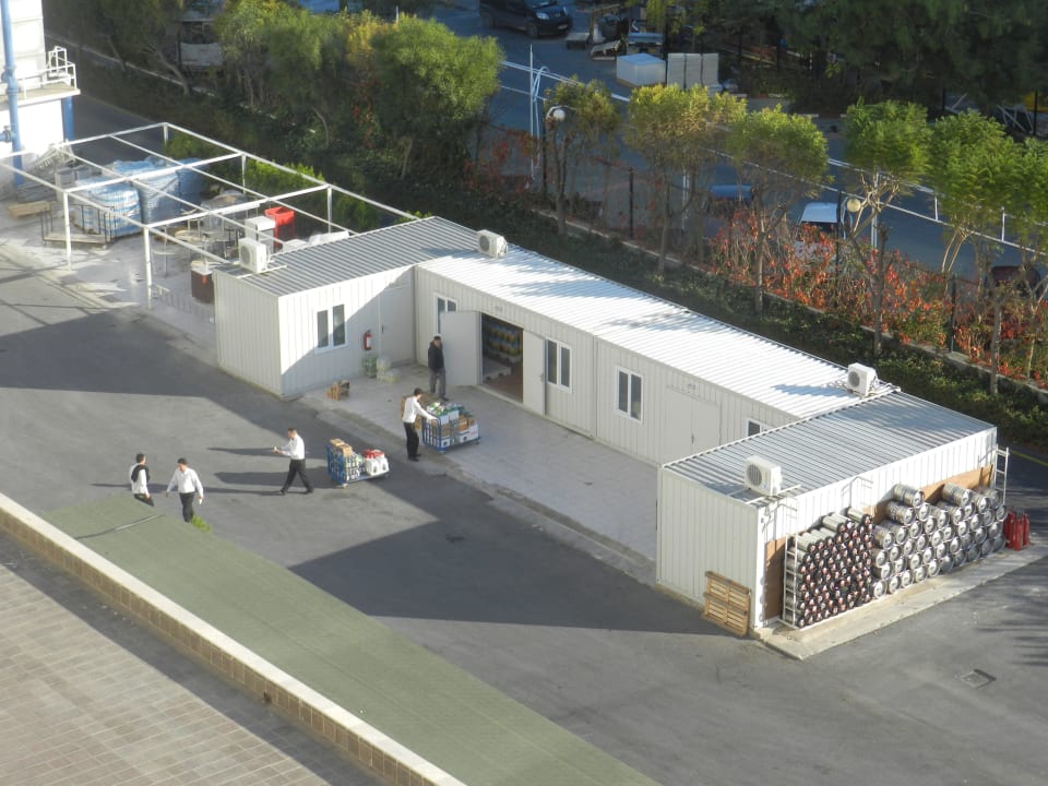 Blick auf den Betriebshof des Miracle Hotel Miracle Resort