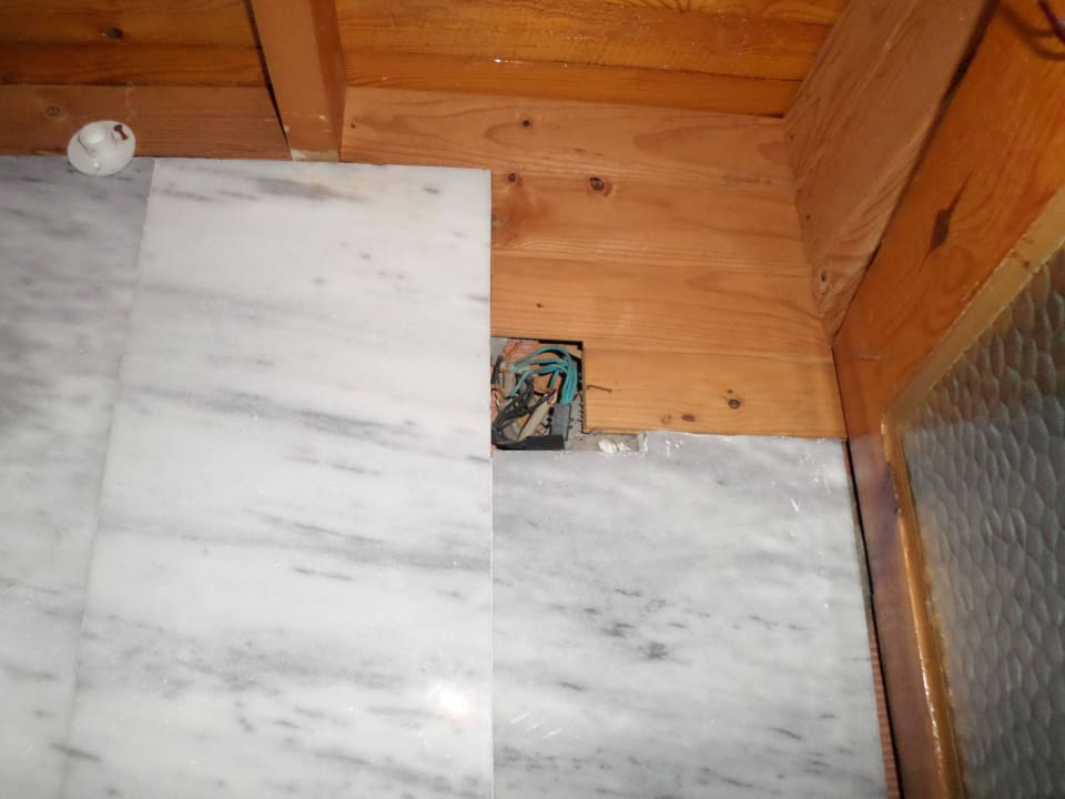 Elektrokabel im Bad/Duschraum Hotel Andiz Beach