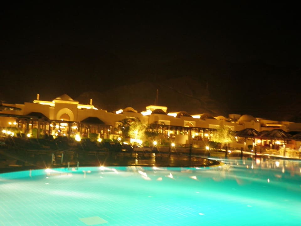 Hotel bei Nacht Miramar Al Aqah Beach Resort