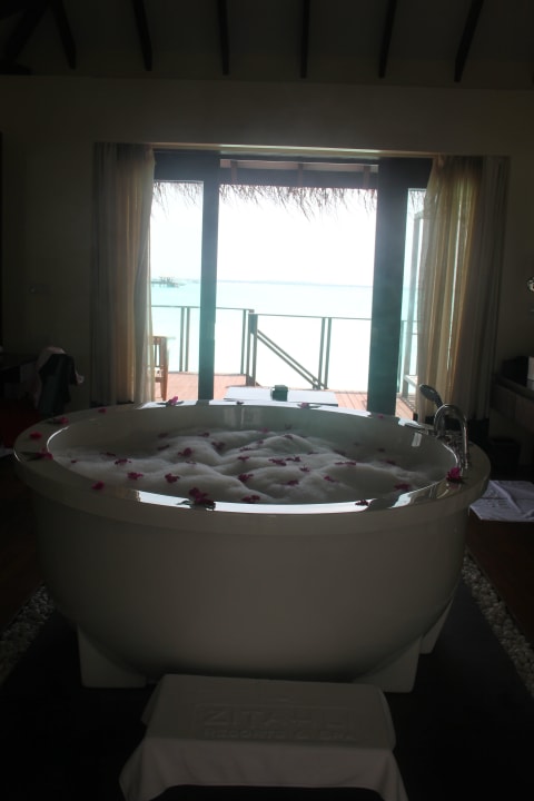 Kostenloses Bad im Whirpool Noku Maldives, Vignette Collection