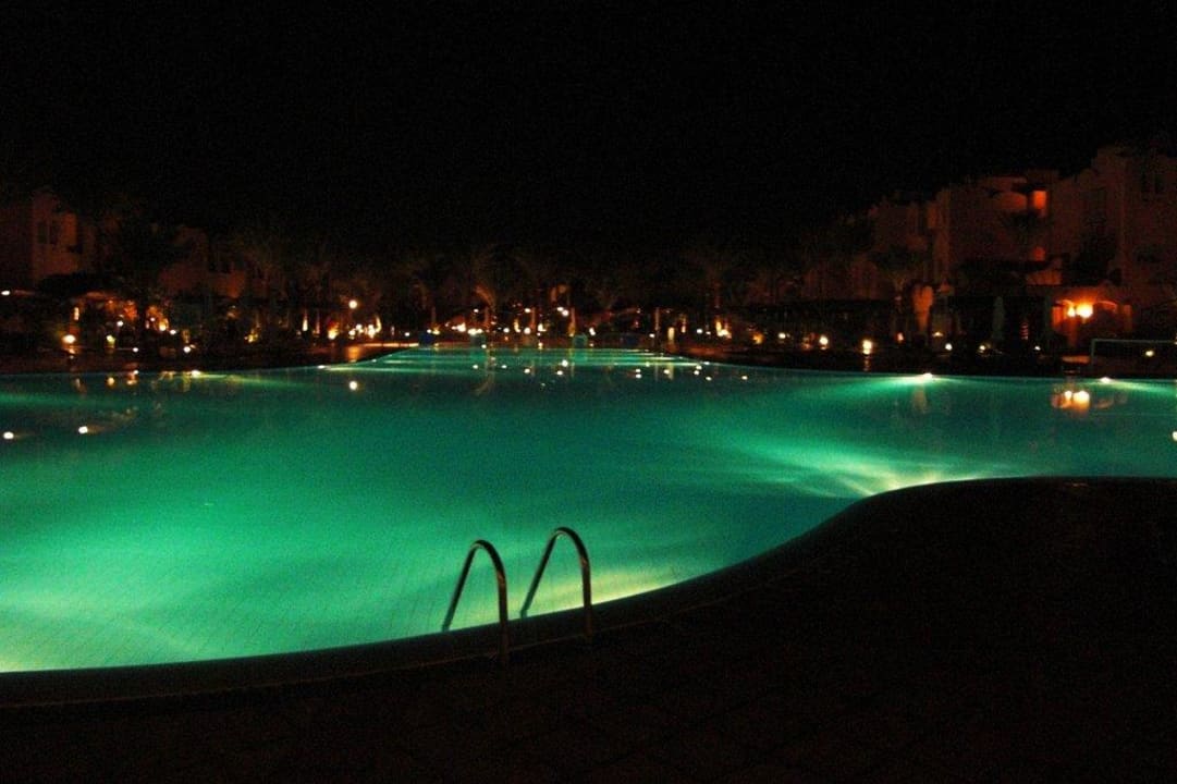 Hauptpool nachts Jaz Makadi Oasis Resort