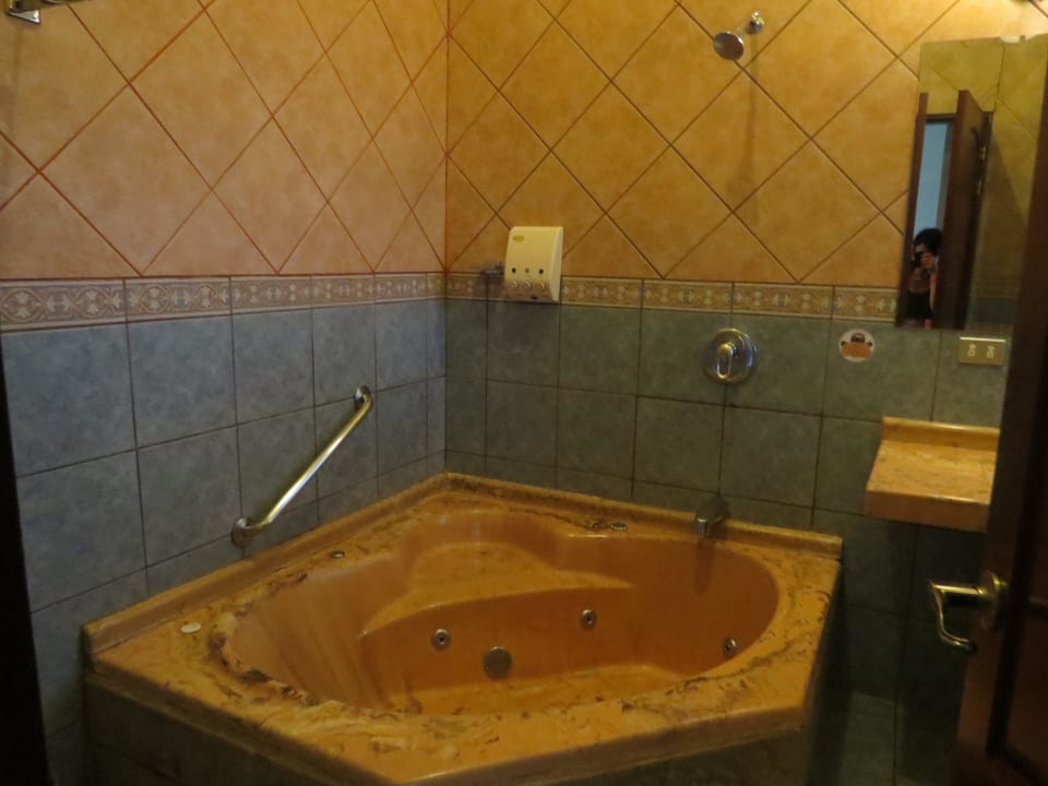 Badezimmer dunkel aber gross Hotel Montana de Fuego