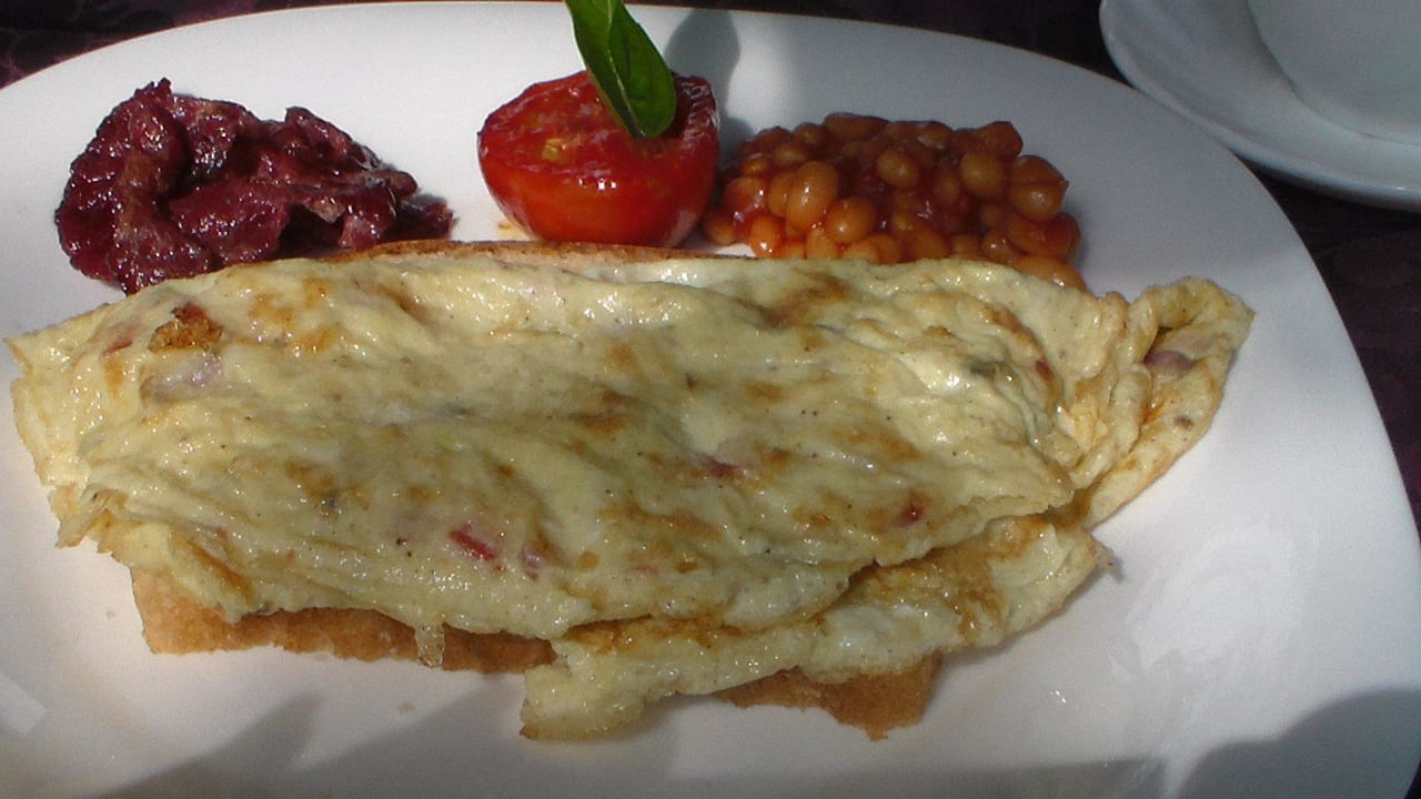Früchstück: Omelette auf Toast Aruba-Mara Camp