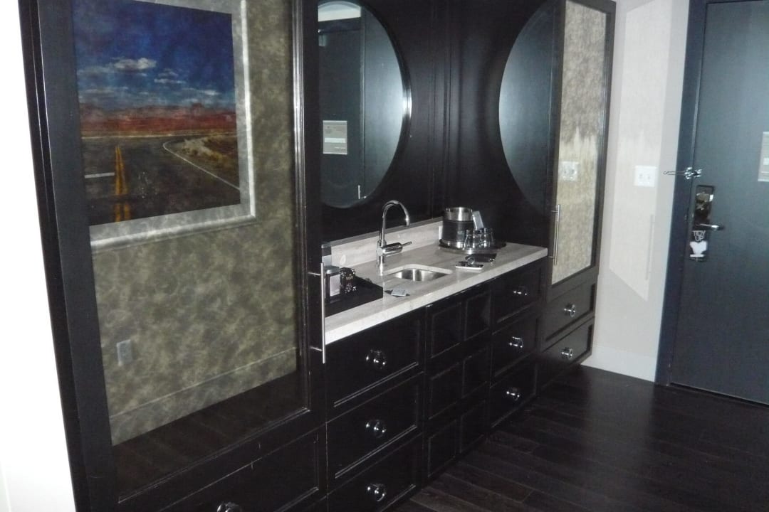 Eingangsbereich mit Minibar Virgin Hotels Las Vegas, Curio Collection by Hilton