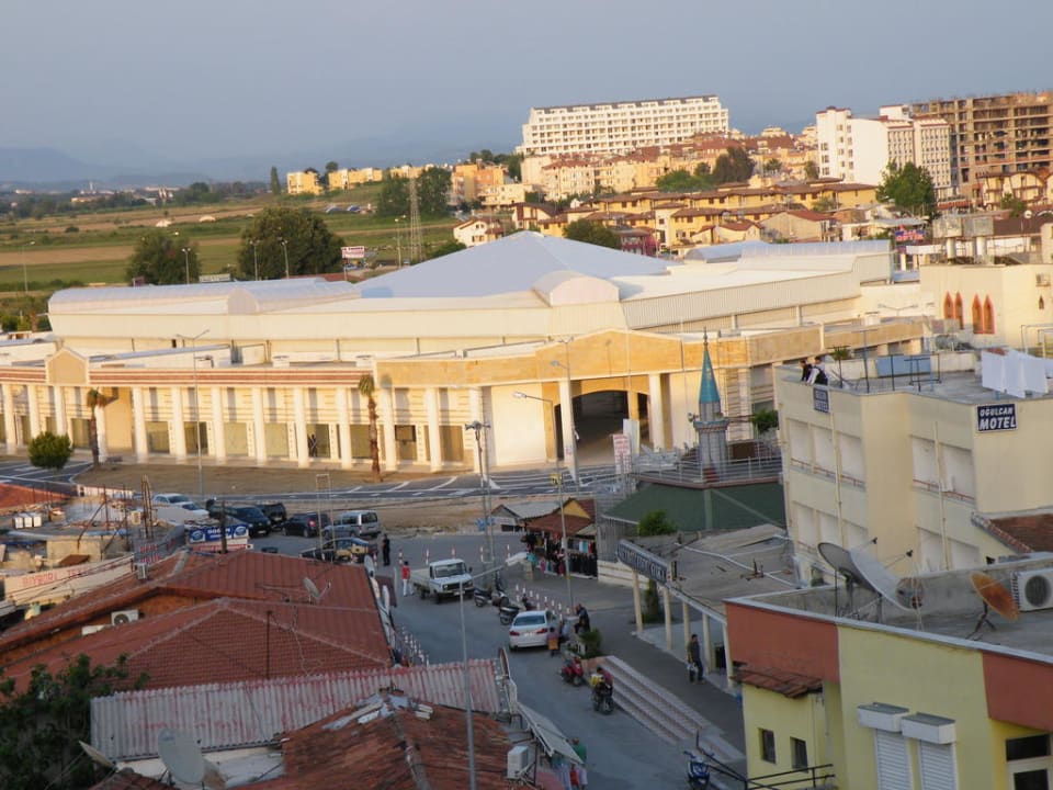 Das neue Einkaufszentrum vom Zimmer aus gesehen Cesars Side