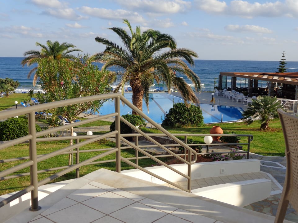 Toller Blick zum Pool Hotel Ariadne Beach