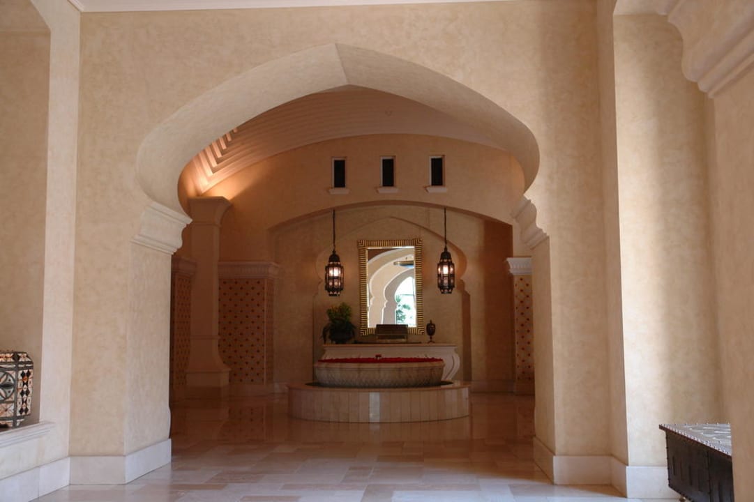 Hotelflur mit arabischen Stilelementen Arabian Court at One&Only Royal Mirage