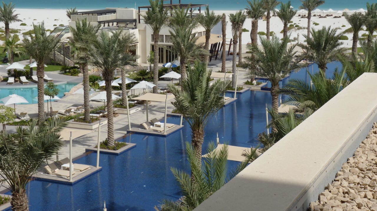 Blick auf den Hauptpool und das Meer Park Hyatt Abu Dhabi Hotel and Villas