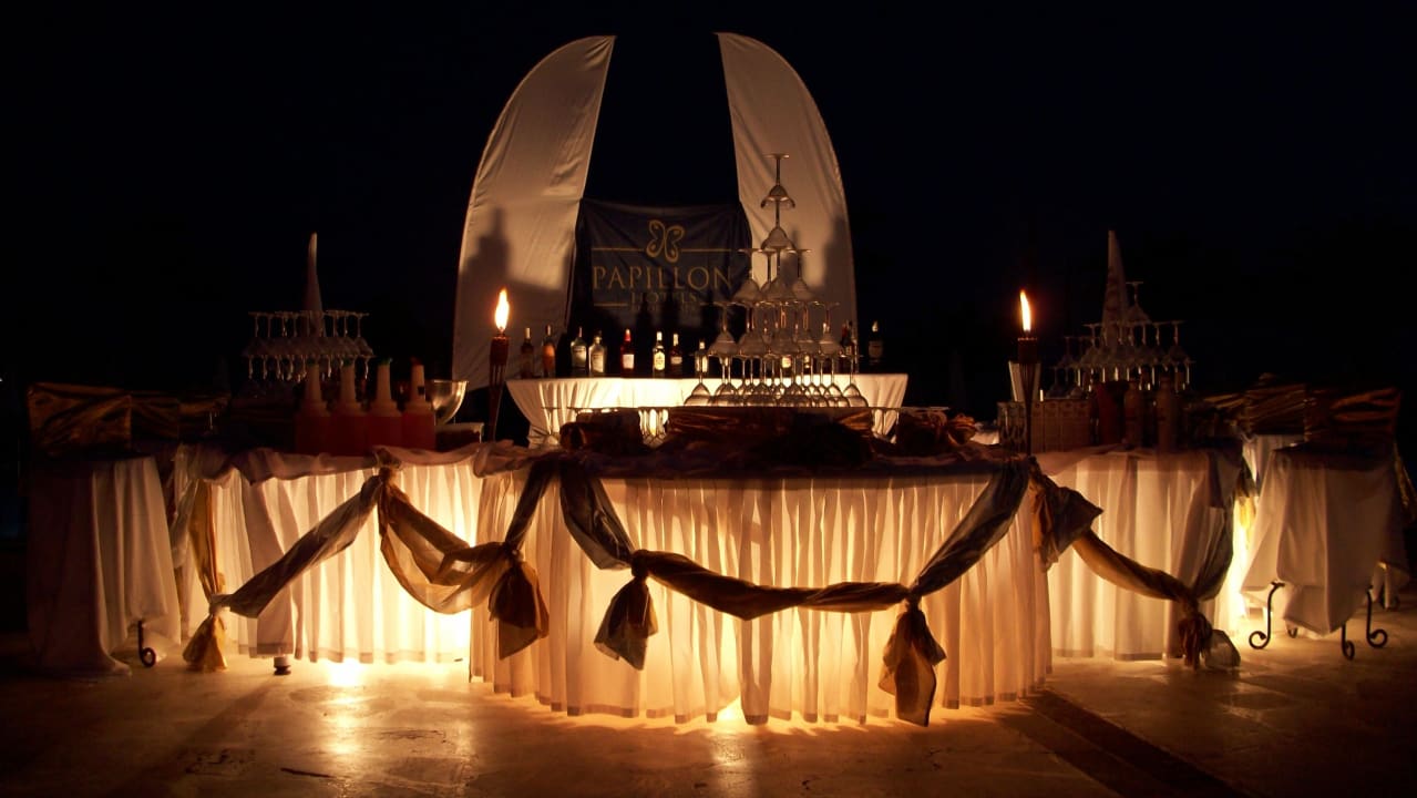 Getränkstand am Abend (Pool) Papillon Belvil