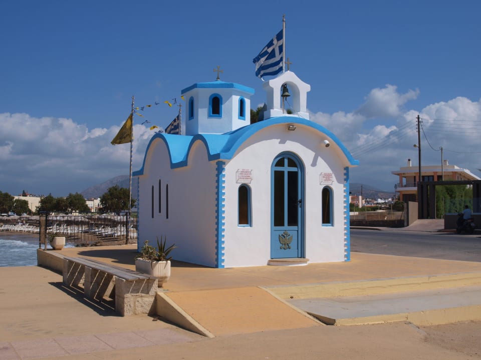 Przed hotelem Kasapakis Hotel & Apartments