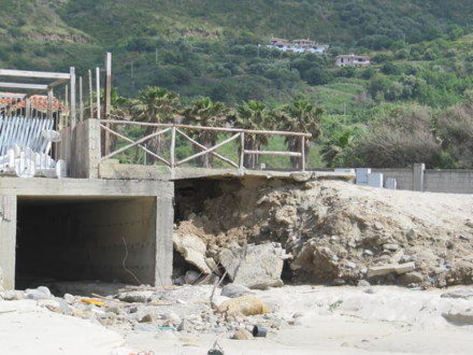 Abflusstunnel am Strand BV Borgo del Principe
