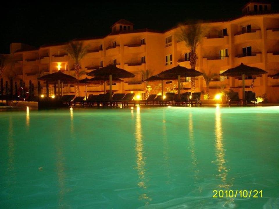 Basen nocą Amwaj Beach Club Abu Soma Resort