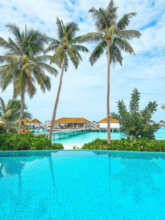 Pool Machchafushi Island Resort & Spa Maldives, The Centara Collection