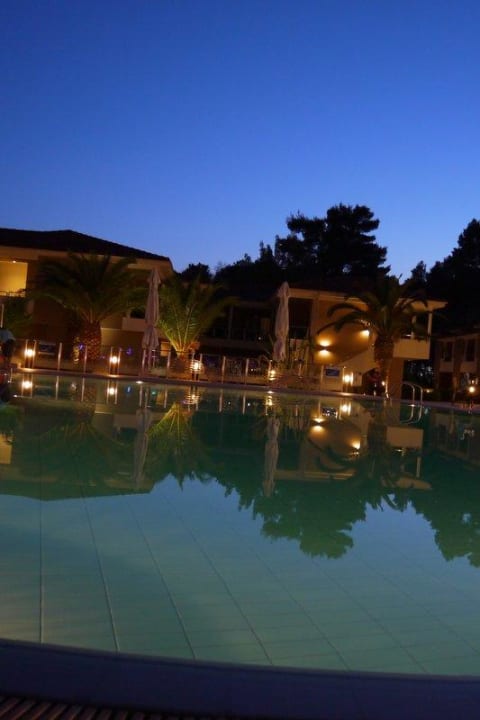 Pool und Häuser am Abend Hotel Lagomandra Beach