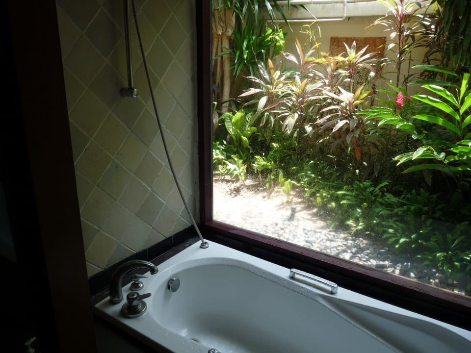 Blick in den von außen  nichteinsehbaren Garten Chaweng Regent Beach Resort