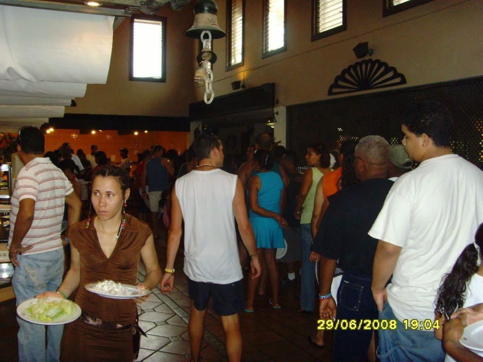 Schlange am Fleischstand BelleVue Dominican Bay