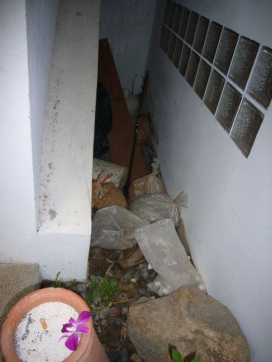 Müllecke direkt hinter der Lobby Muang Samui Spa Resort