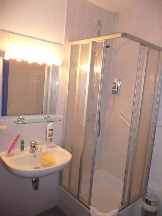 Badezimmer mit Dusche Hotel von Jutrzenka