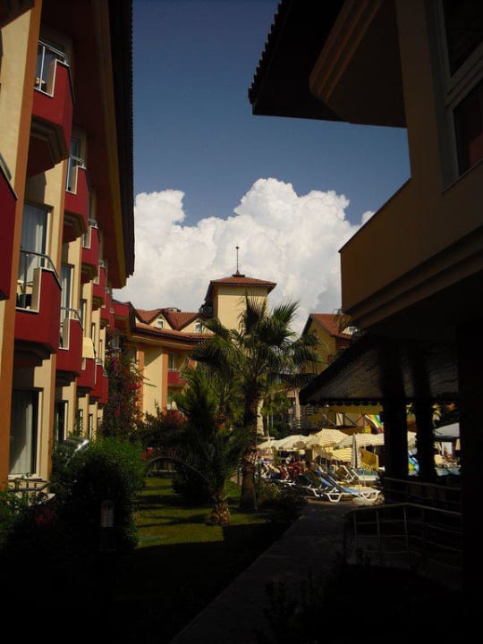 Wolken ziehen auf Hotel Orfeus Park