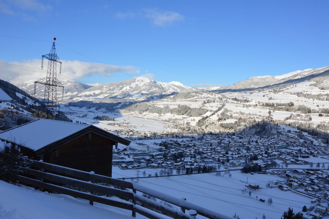 Blick vom Spielplatz auf Mittersill Baby- & Kinder Biobauernhof Rieserhof