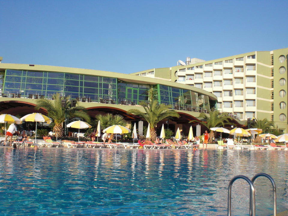Pool mit Blick aufs Hauptrestaurant VONRESORT Golden Coast