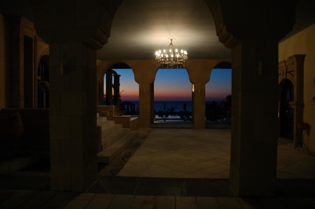 Innenhof bei Sonnenaufgang Lindian Dream Seaside Resort