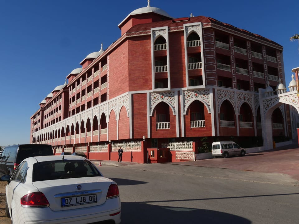 Straßenseitiger Blick auf das Royal Taj Mahal Royal Taj Mahal Hotel