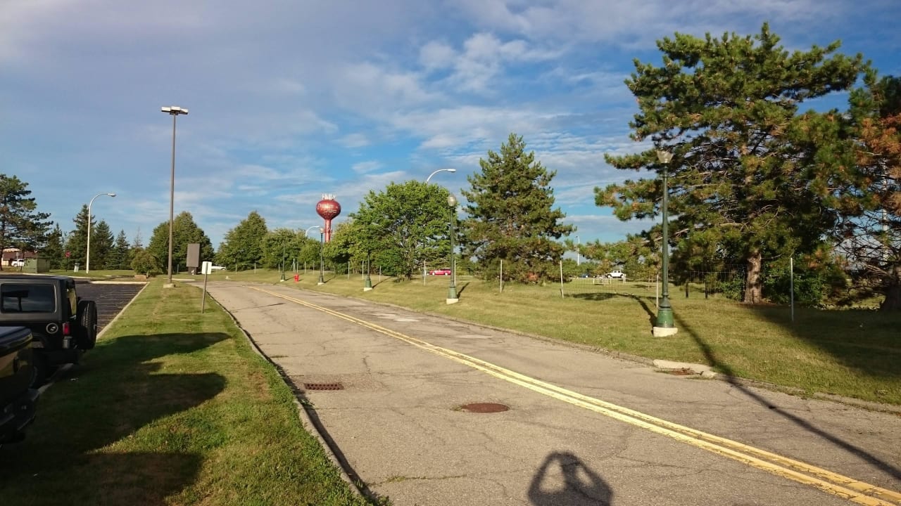 Blick vom Parkplatz Hotel Crowne Plaza Detroit-Novi