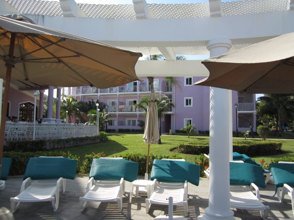 Liegen am Pool Hotel Riu Palace Tropical Bay