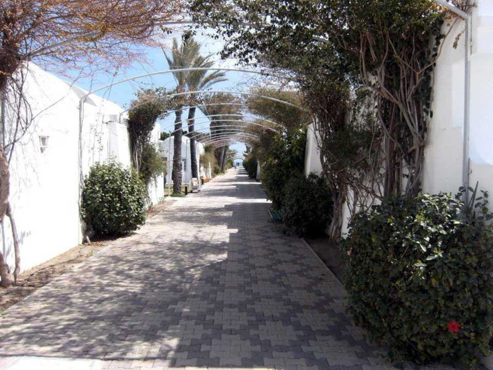 Weg an den Zimmerchen entlang durch den Garten El Mouradi Club Kantaoui
