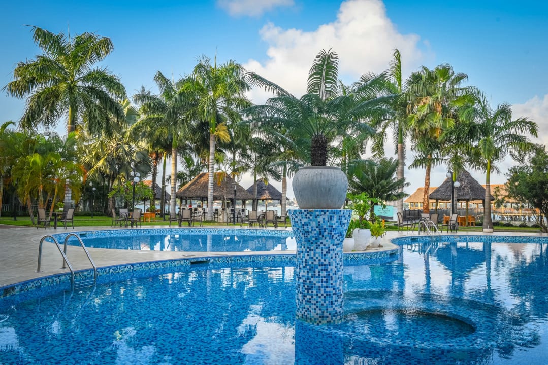 Pool Delta Hotels by Marriott Dar es Salaam