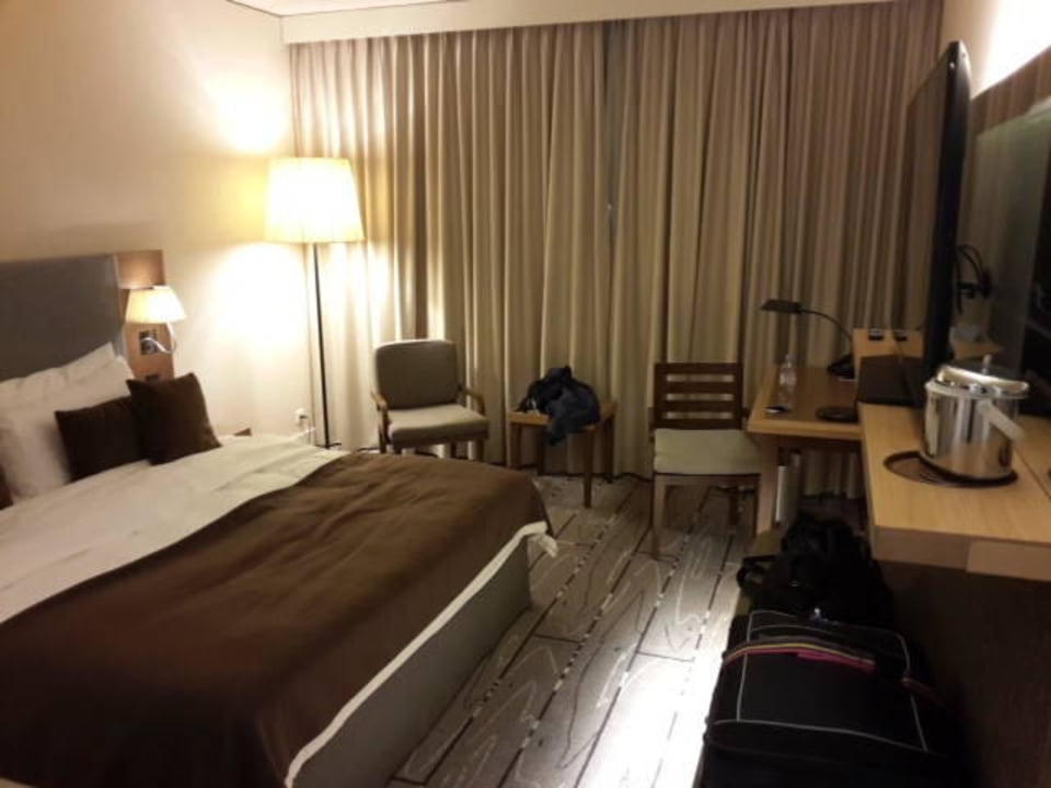 Blick ins Zimmer Radisson Blu Hotel Zürich Airport