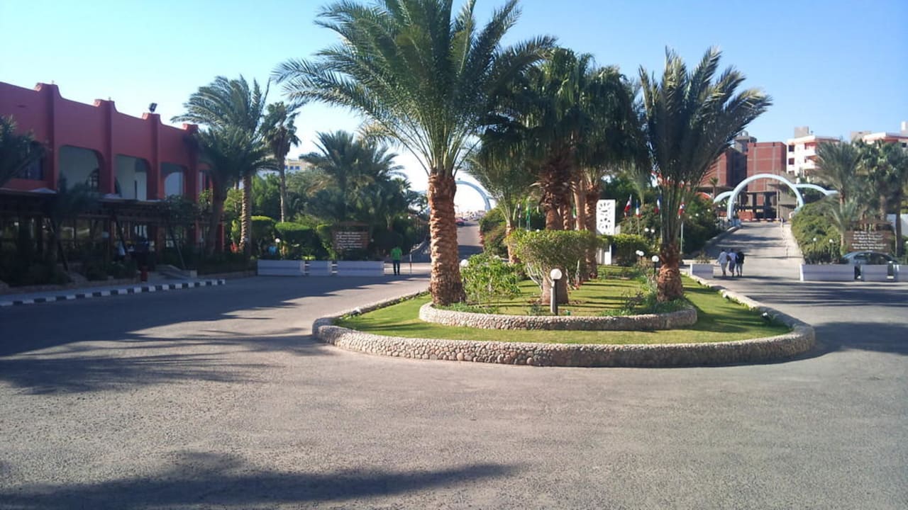 Vor dem Eingang Arabia Azur Resort