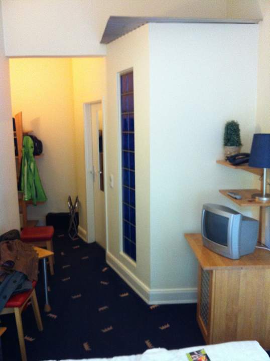 Sehr eng und kark Hotel Königshof Hamburg