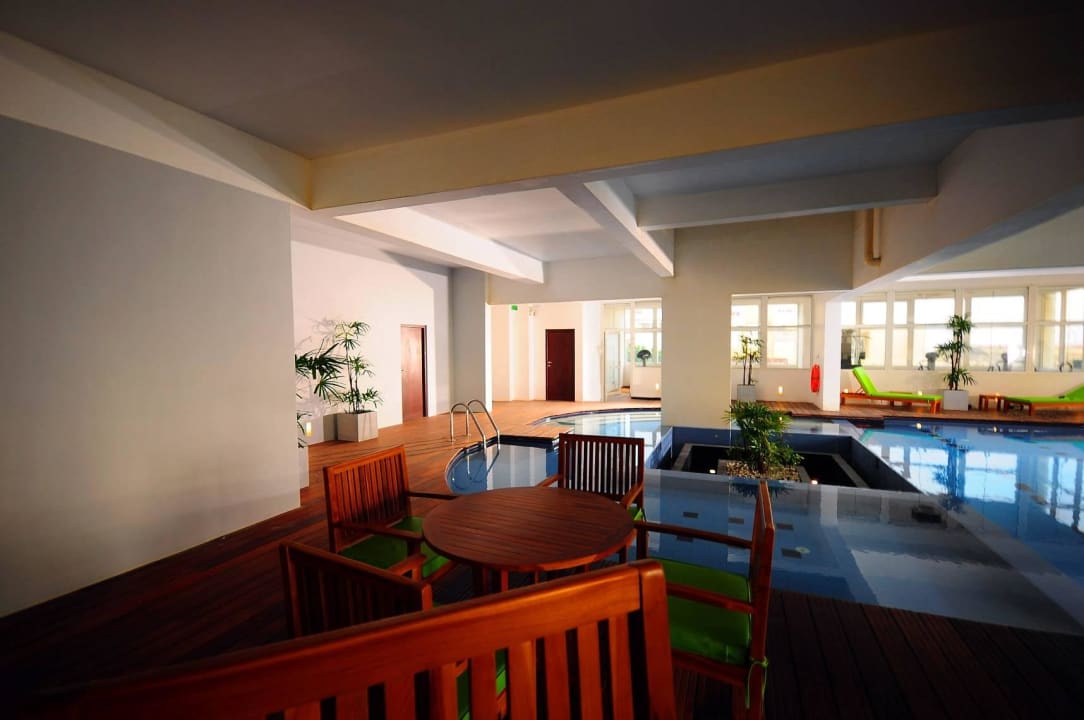 Pool view Ocean Edge Suites Colombo